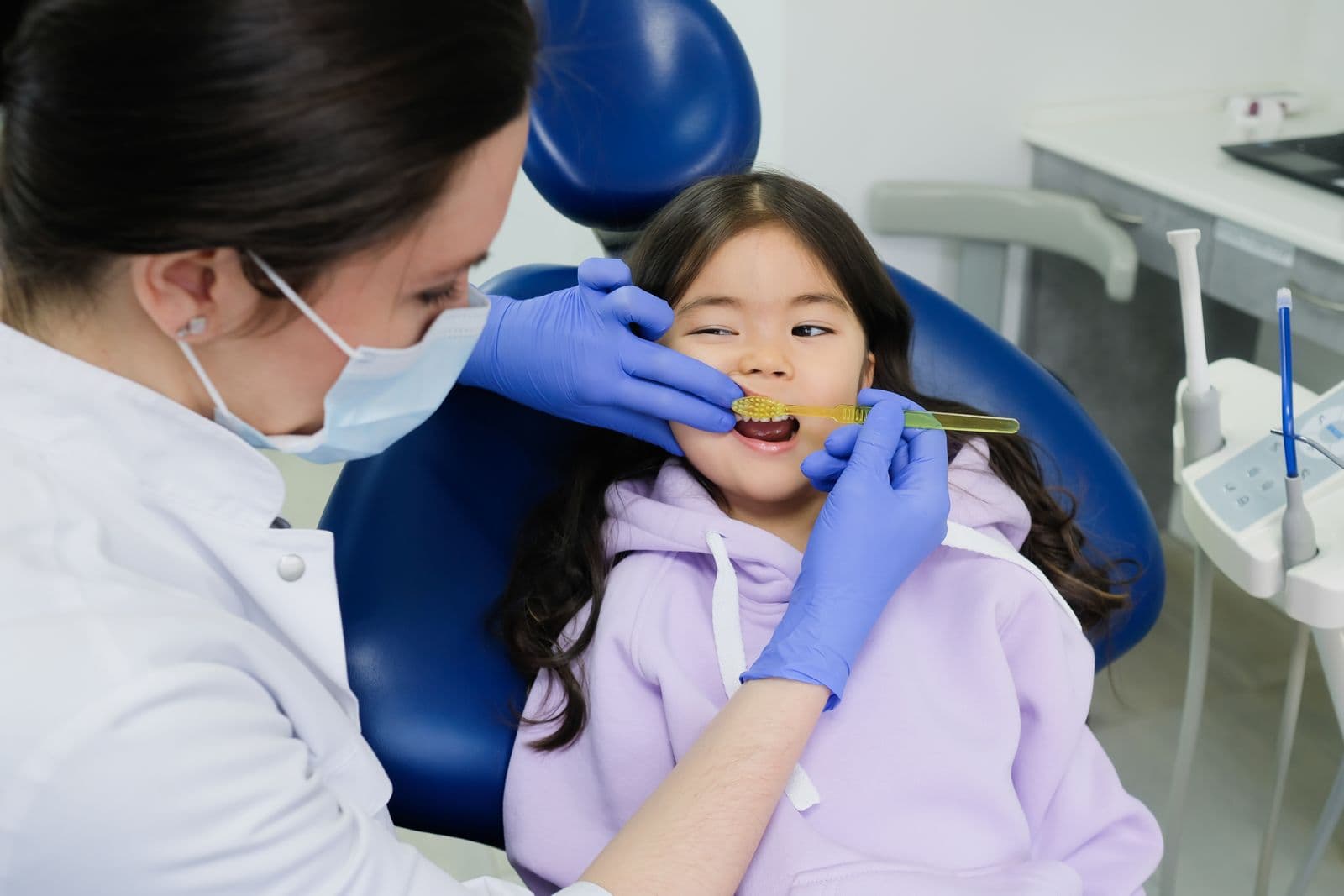 Kids' First Dental Visit: What to Expect & When to Start